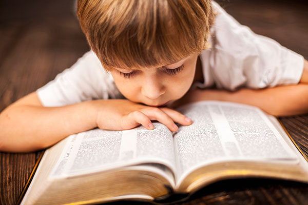 Niño leyendo la Biblia 